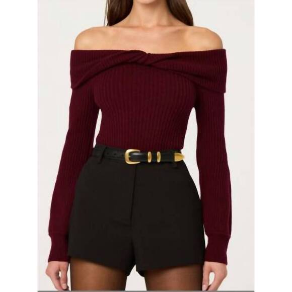 ASTR Tops - NEW ASTR tilde sweater in wine